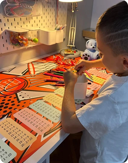 Dijete koristi edukativnu Coloring Panda podlogu